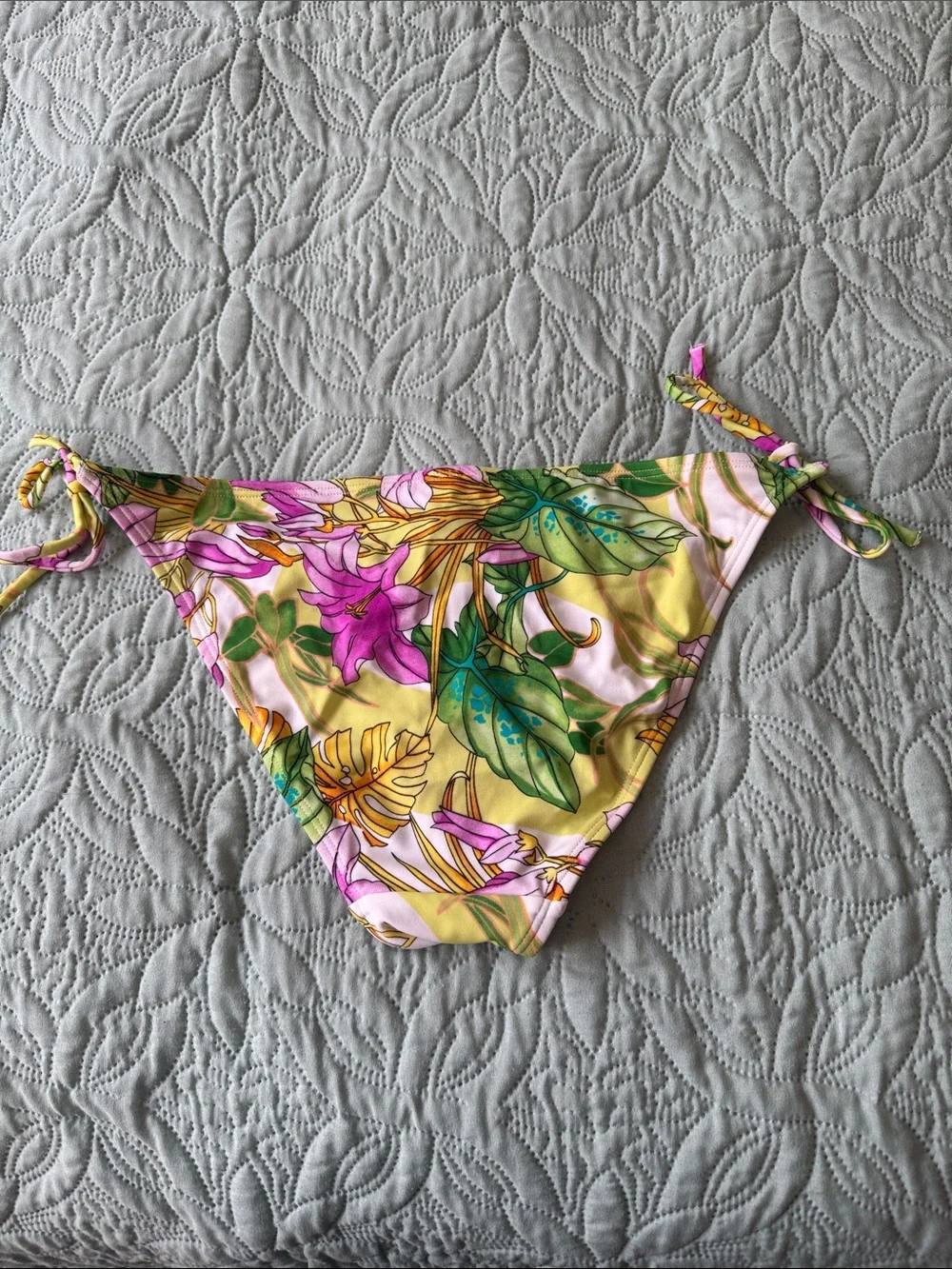 Victoria’s Secret Bikini - Picture 5 of 11